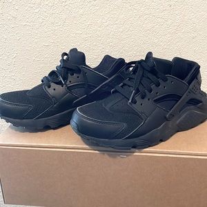 Like New Black Nike Huarache